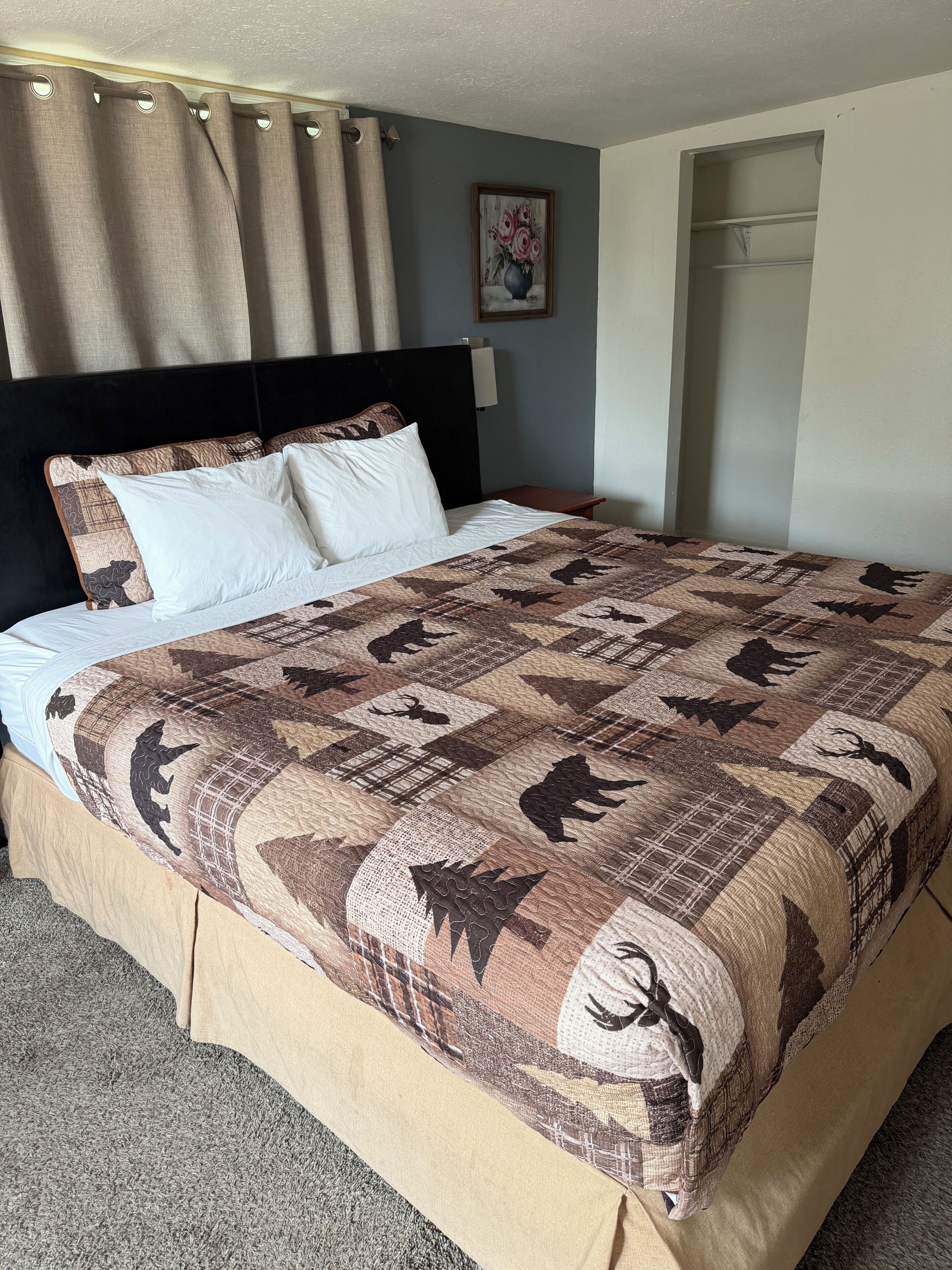 Rom – standard, 1 queensize-seng, kjøleskap og mikrobølgeovn, fjellutsikt | Bad | Regndusjhode, toalettartikler (inkludert), såpe og sjampo