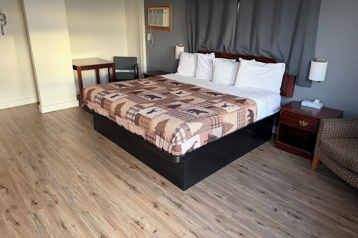 Deluxe Room, Mountain View | Down duvets, desk, blackout curtains, iron/ironing board (on request)
