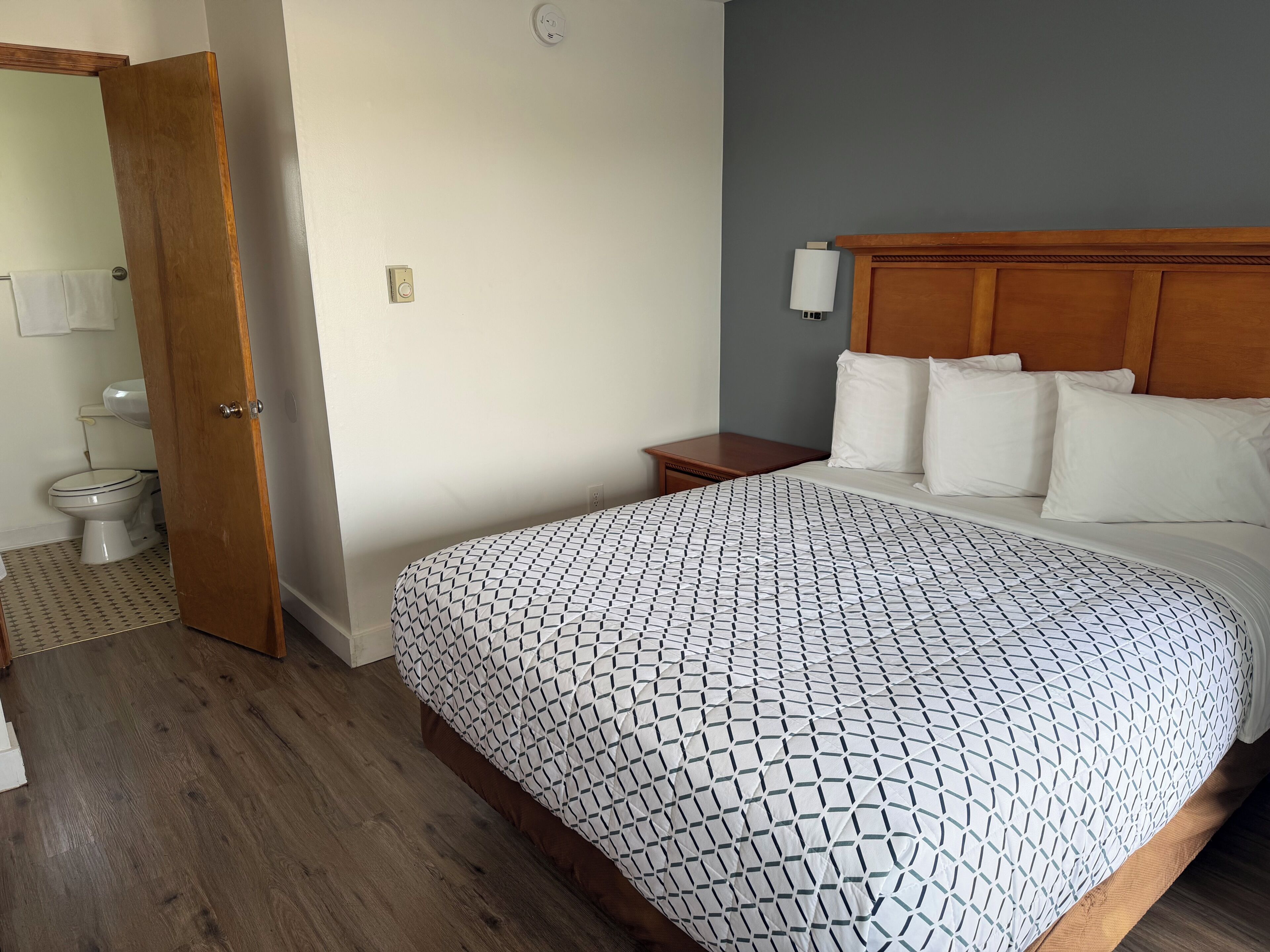 Chambre Standard, 1 grand lit, réfrigérateur et four à micro-ondes, vue sur la montagne