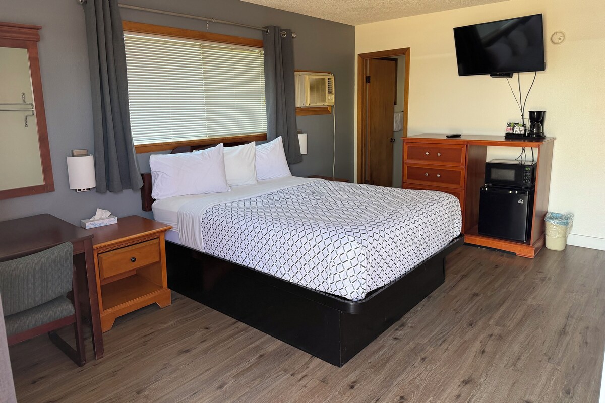 Deluxe Room, Garden View | Living area | 43-inch flat-screen TV with cable channels, TV