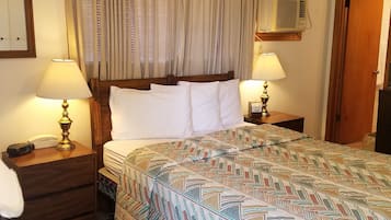 1 habitación, edredón, decoración personalizada y muebles diferentes