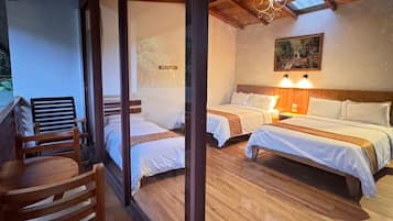 Decoración personalizada, escritorio y espacio para trabajar con laptop