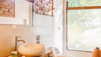 Shower, rainfall showerhead, free toiletries, towels