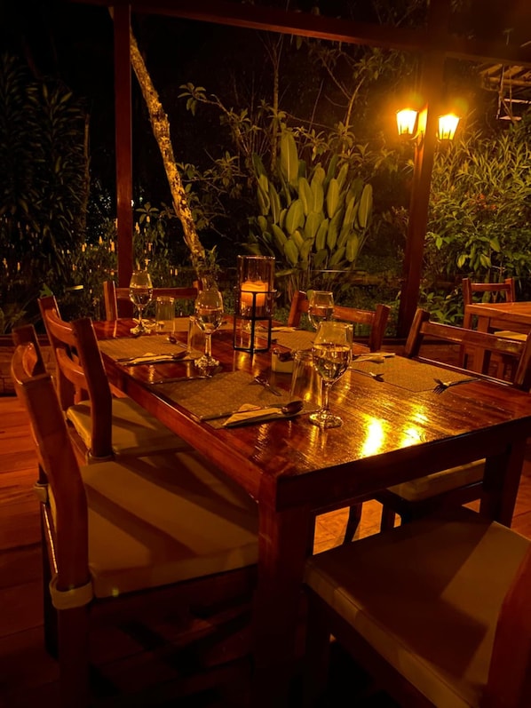 Breakfast, lunch, dinner served; local and international cuisine
