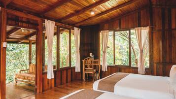 Cabaña superior, balcón | Decoración individual, escritorio, espacio para trabajar con un portátil