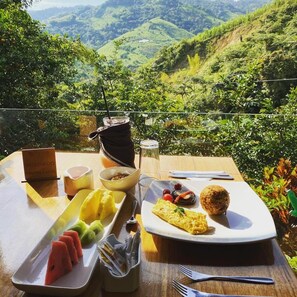 Spécialités Cuisine locale et internationale