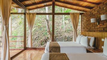 Superior huisje, balkon | Individueel gedecoreerd, een bureau, een laptopwerkplek