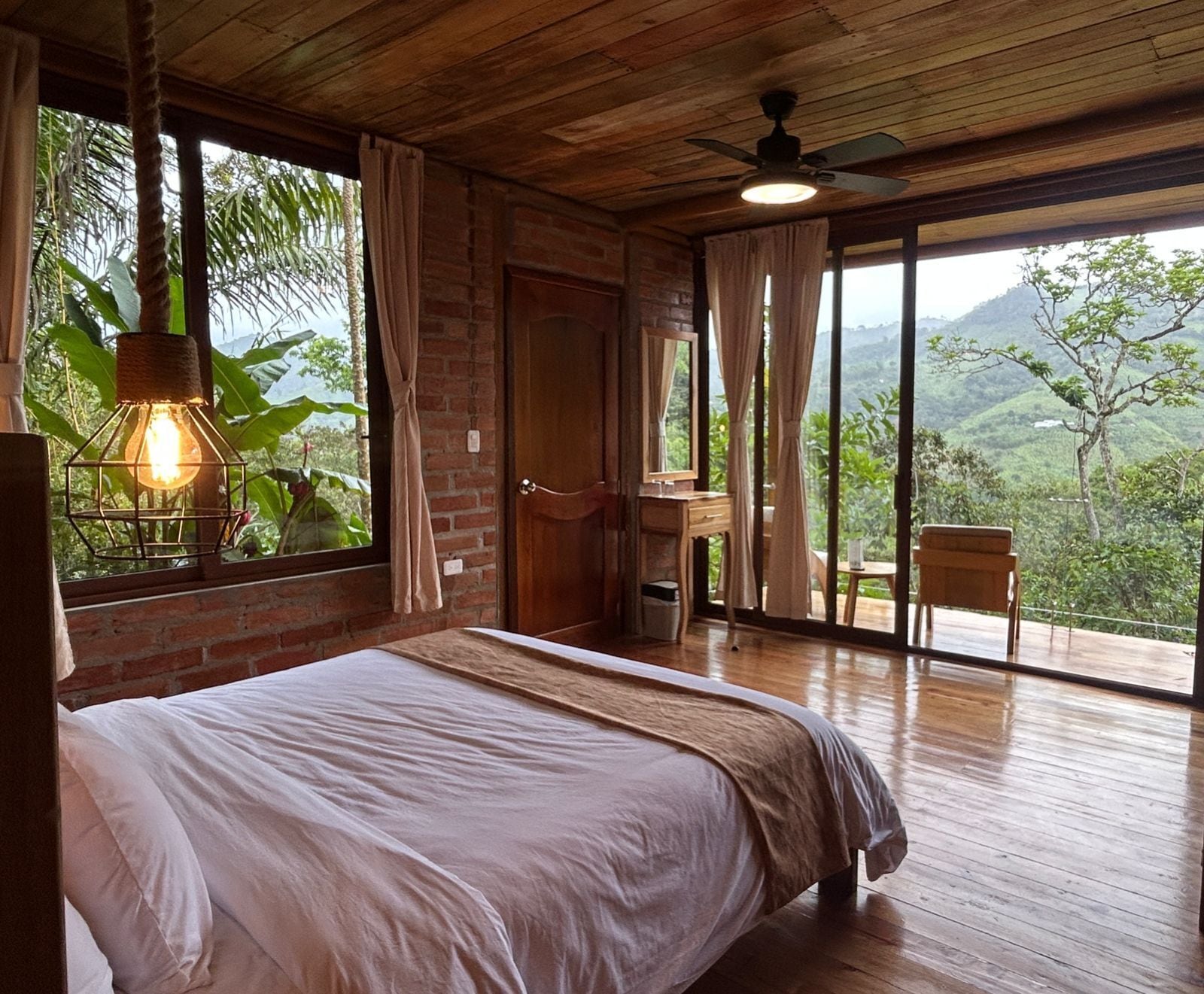 Decoración personalizada, muebles diferentes y escritorio 