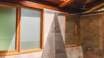 Shower, rainfall showerhead, free toiletries, towels