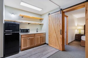 Suite, 1 habitación, para no fumadores | Muebles diferentes, escritorio y espacio para trabajar con laptop