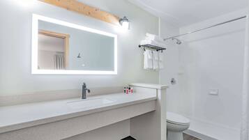 Suite, 1 slaapkamer, niet-roken | Badkamer | Een bad/douchecombinatie, handdoeken