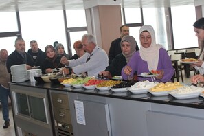 Buffet déjeuner gratuit tous les jours