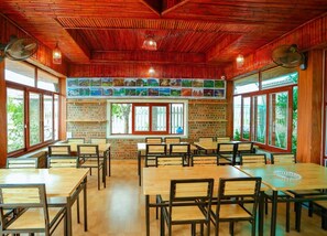 供应早餐、午餐和晚餐，地方菜