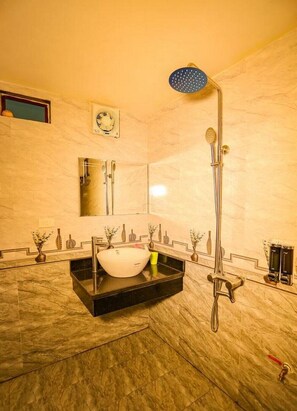 淋浴设施、免费洗浴用品、吹风机、拖鞋