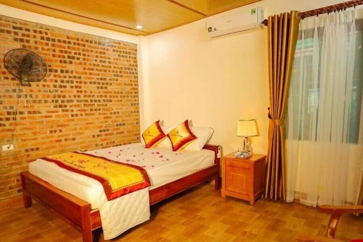 Minibar, in-room safe, desk, iron/ironing board