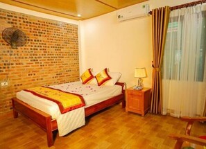 Minibar, Zimmersafe, Schreibtisch, Bügeleisen/Bügelbrett