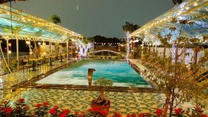 Outdoor pool, pool umbrellas, pool loungers - Tam Coc Ninh Binh Bungalow (Nam Hoa Lu)