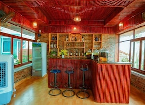 Bar (trong khuôn viên)