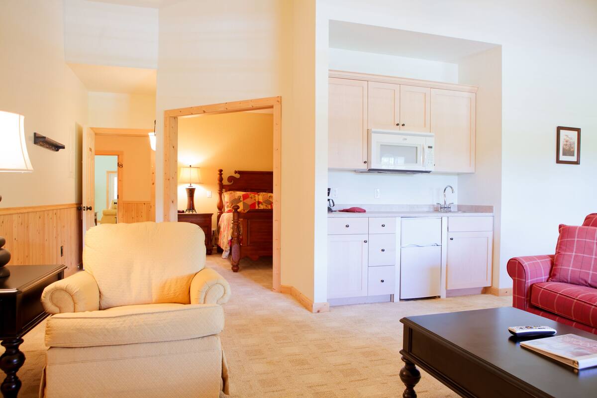 Family Suite | Desk, iron/ironing board, free WiFi, individually decorated