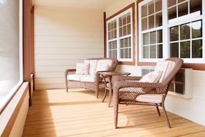 Comfort-Suite, 1 Queen-Bett und Schlafsofa, Blick auf den Innenhof | Terrasse/Patio