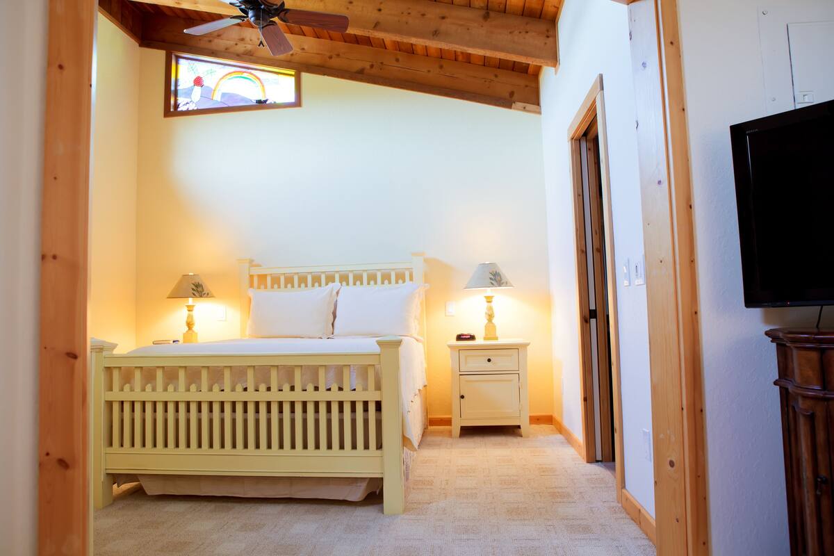 Comfort Suite | Bathroom | Shower, free toiletries, hair dryer, towels