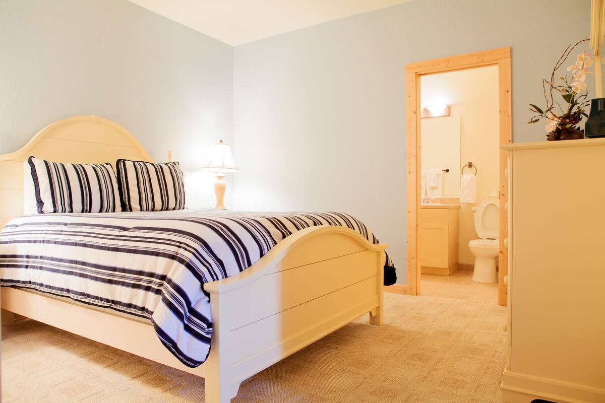 Classic Suite, 1 Queen Bed with Sofa bed, Mountain View | Desk, iron/ironing board, free WiFi, individually decorated