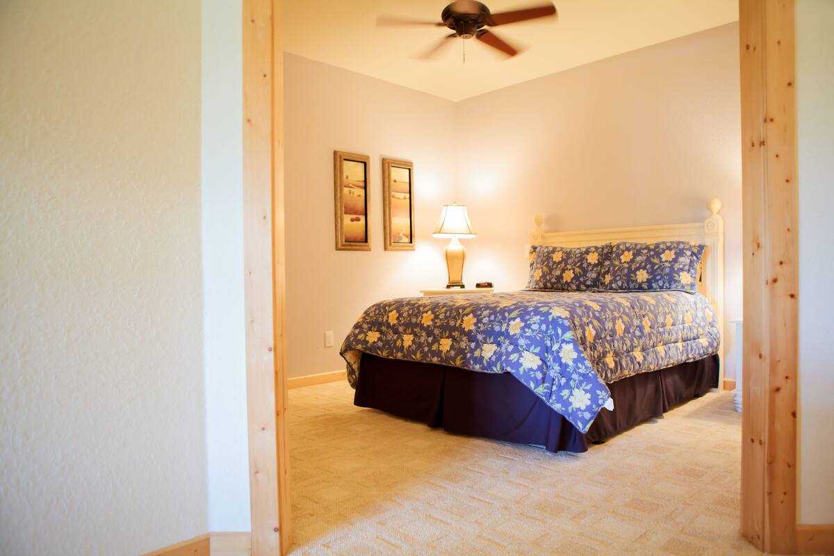 Comfort Suite, 1 Queen Bed with Sofa bed, Mountain View | Desk, iron/ironing board, free WiFi, individually decorated