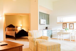 舒適套房, 1 張加大雙人床及 1 張梳化床, 無障礙, 庭園景 | 獨特設計、獨特裝修、書桌、熨斗/熨衫板