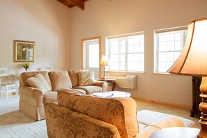 舒适套房, 1 张大床和 1 张沙发床, 庭院景观 | 起居区 | 42-英寸纯平电视（配备卫星频道）、电视、壁炉