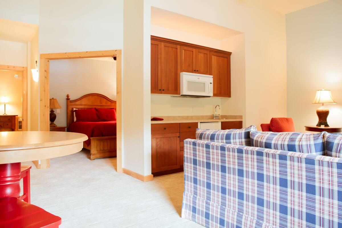 Comfort Suite, Courtyard View | Desk, iron/ironing board, free WiFi, individually decorated