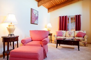 舒 适套房 | 起居区 | 42-英寸纯平电视（配备卫星频道）、电视、壁炉