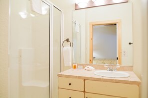 Bathroom - The Lodge at Cat Creek (Franklin)