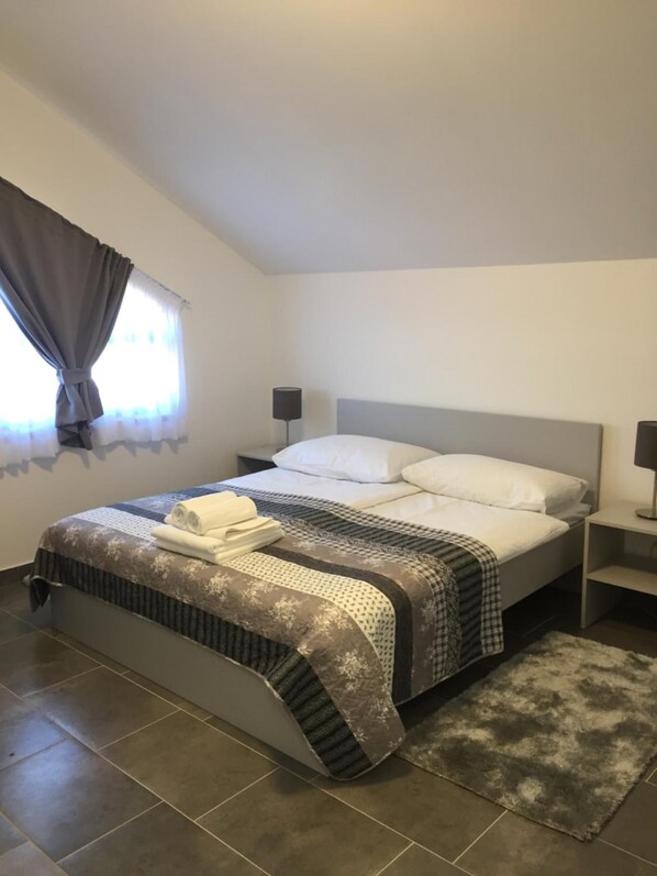 Hypo-allergenic bedding, desk, blackout curtains, rollaway beds - Filipovic rent a car & apartments (Velika Gorica)