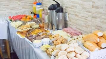 Café da manhã com buffet grátis todos os dias