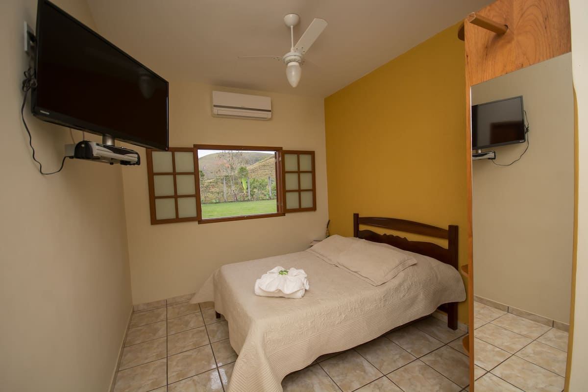 Minibar, tabla de planchar con plancha, wifi gratis y ropa de cama