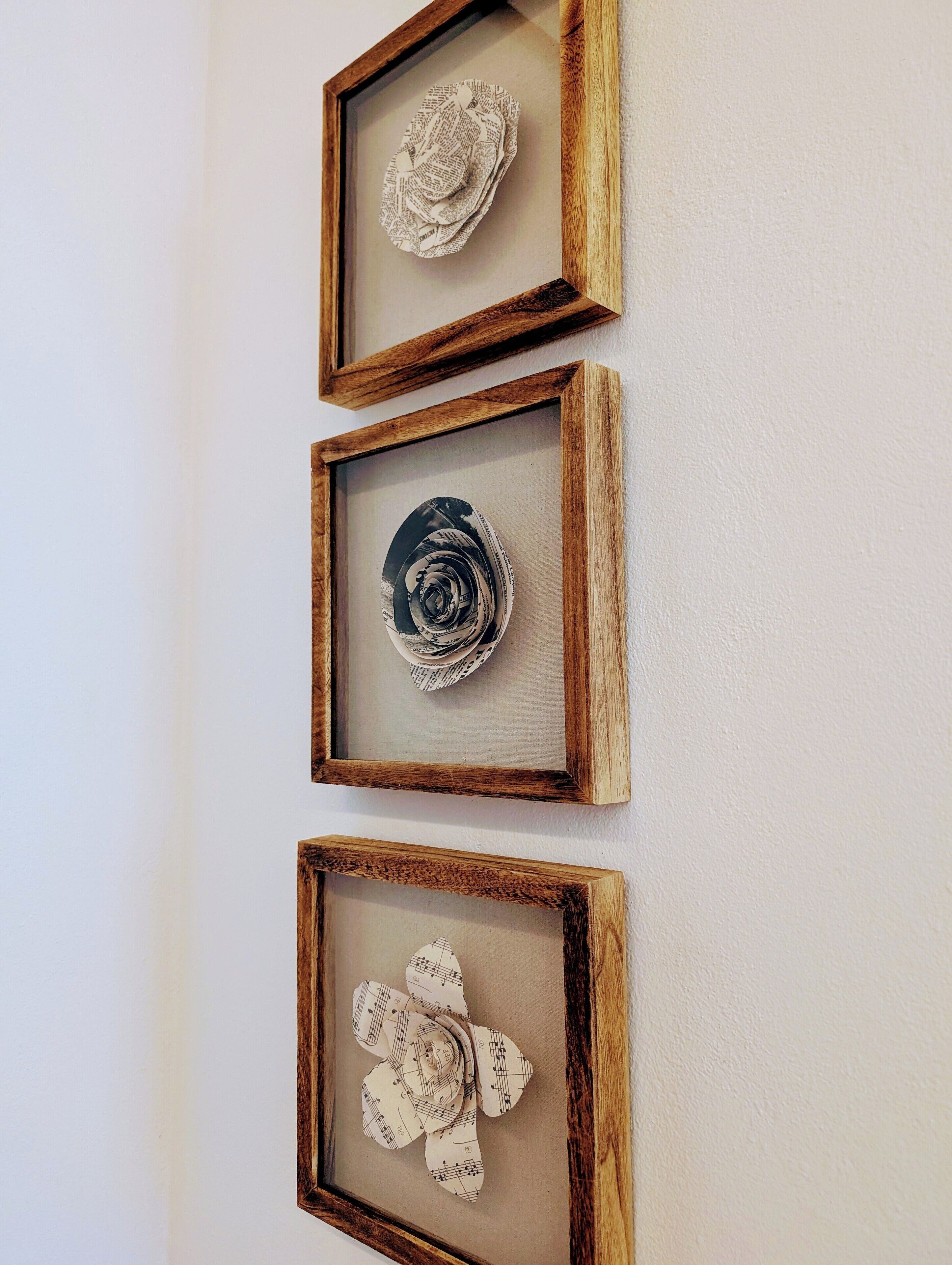 Tre opere d'arte appese a una parete.