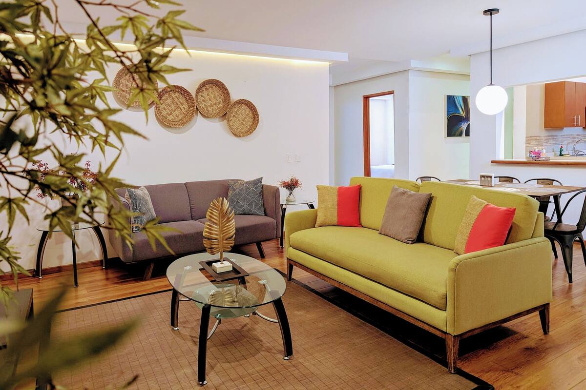 Una sala de estar moderna con un sofá, una mesa de centro y un comedor.