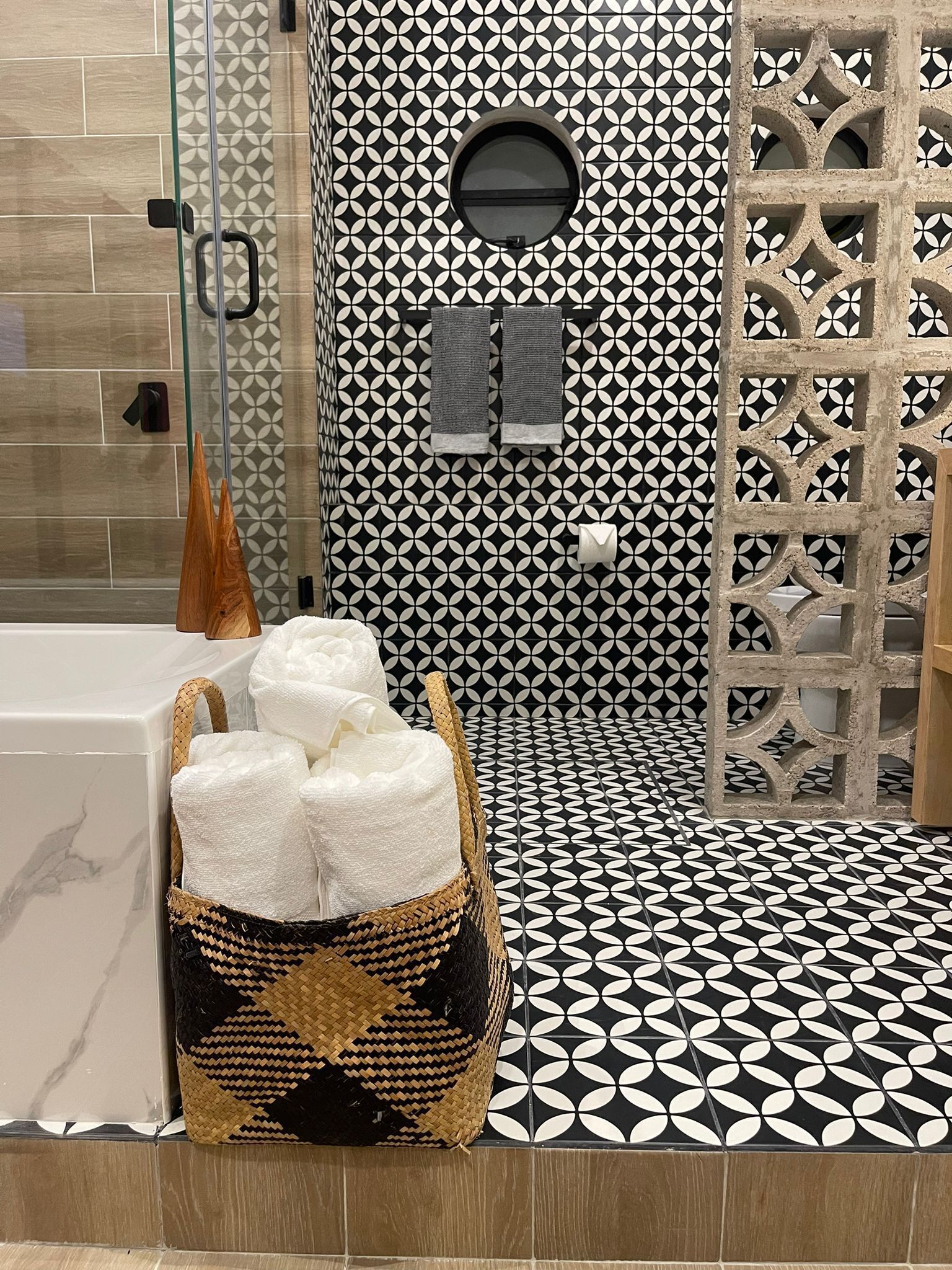 Luxury Apartment, 3 Bedrooms | Bathroom | Shower, hair dryer, towels, soap