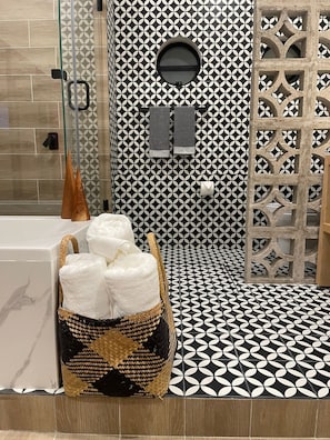 Apartamento de lujo, 3 habitaciones | Baño | Ducha, secador de pelo, toallas y jabón