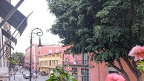 A street view with buildings, a pedestrian walkway, and a bridge. - Casa Donceles Apartments & Suites, Alojamientos ideales para familias y grupos (Mexico City)