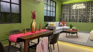 Luxury Apartment, 3 Bedrooms | Living area | 54-inch Smart TV with cable channels, TV, Netflix - Casa Donceles Apartments & Suites, Alojamientos ideales para familias y grupos (Mexico City)