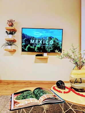 Premium Penthouse, Balcony, 3 bedrooms, 5 beds, 2 baths | Khu phòng khách | Smart TV 54-inch có truyền hình cáp, TV, Netflix 