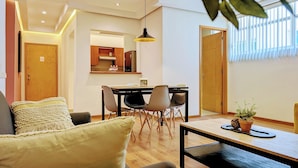 A modern living room with a sofa, a coffee table, and a dining area with chairs and a table. - Casa Donceles Apartments & Suites, Alojamientos ideales para familias y grupos (Mexico City)