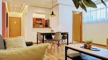 Apt 6, 2 habitaciones, 3 camas, 1.5 baños | Área de sala de estar | Smart TV de 54 pulgadas con canales por cable, televisión y Netflix