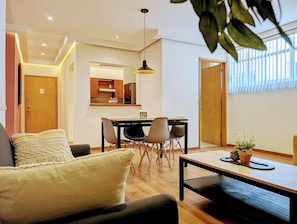 Apt 6, 2 habitaciones, 3 camas, 1.5 baños | Zona de estar | Smart TV de 54 pulgadas con canales por cable, una televisión