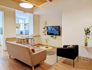 Premium Penthouse, Balcony, 3 bedrooms, 5 beds, 2 baths | Area keluarga | Smart TV 54-inci dengan saluran TV kabel, TV, dan Netflix