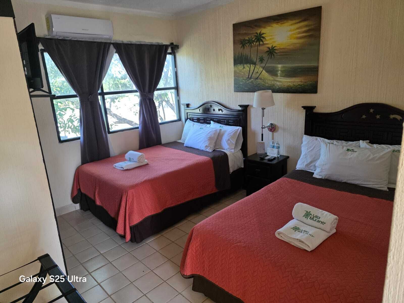 Habitación cuádruple básica | Cortinas opacas, wifi gratis, ropa de cama