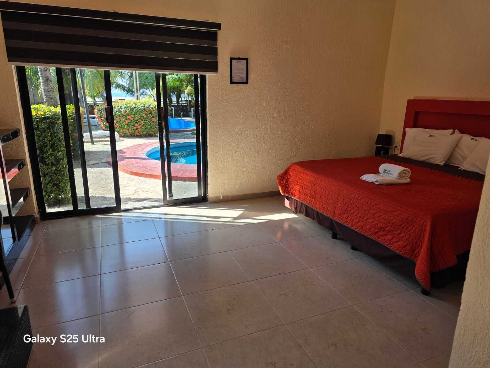 Habitación de lujo | Cortinas opacas, wifi gratis, ropa de cama