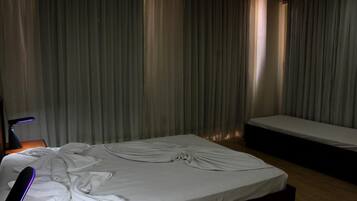 Frigobar, cofres nos quartos, escrivaninha, cortinas blackout