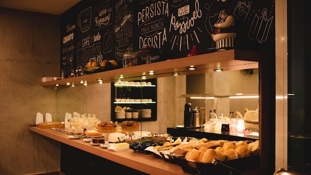 Un buffet proposant une variété de plats et un tableau noir sur lequel sont inscrites des phrases motivantes.